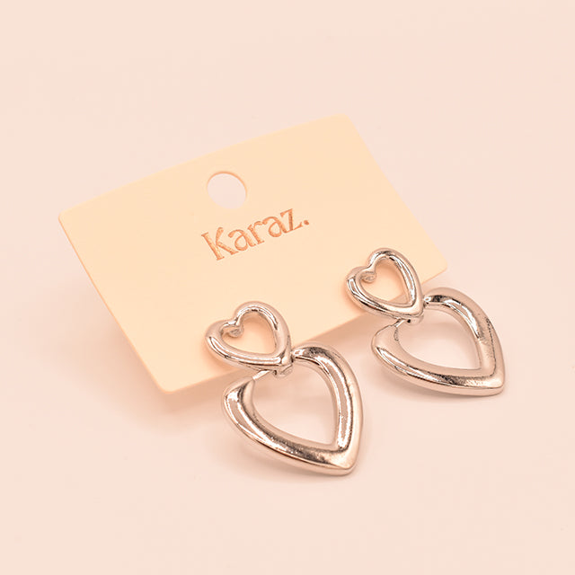Aretes Corazones Plateados Karaz: Amor en Cada Detalle