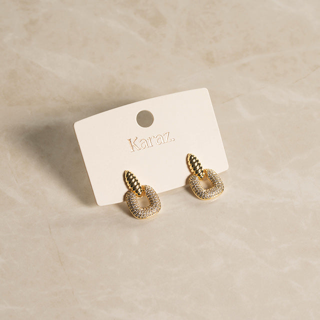 Aretes Cuadrados Brillantes Karaz: Elegancia Dorada