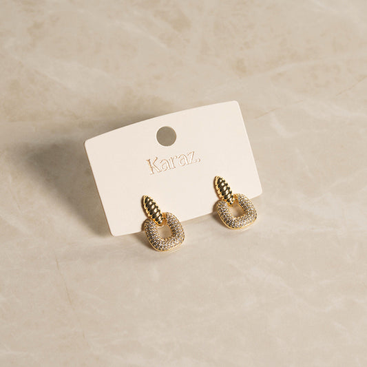 Aretes Cuadrados Brillantes Karaz: Elegancia Dorada