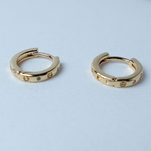 Aros Mini Dorados con Detalles Grabados