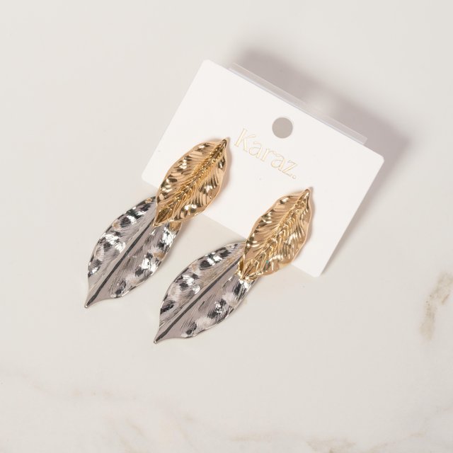 Aretes Oja de Dos Metales con Diseño de Pluma