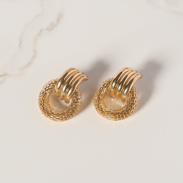 Aretes de Anillo Grueso Dorado con Textura Elegante