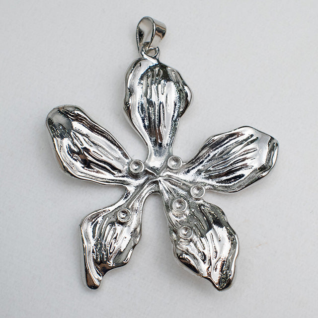 Dije Floral Elegante con Cristales Brillantes