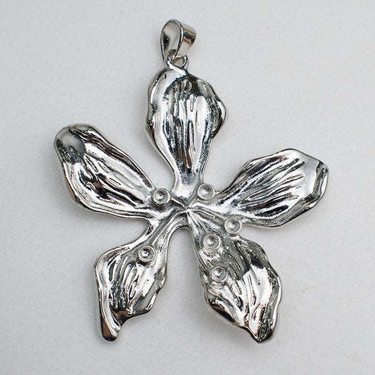 Dije Floral Elegante con Cristales Brillantes