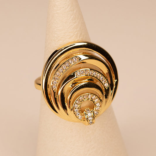 Anillo Espiral Dorado con Cristales Brillantes