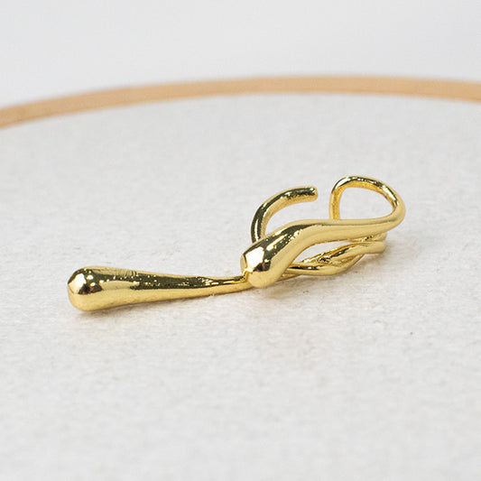 Arete Asimétrico Dorado de Diseño Fluido
