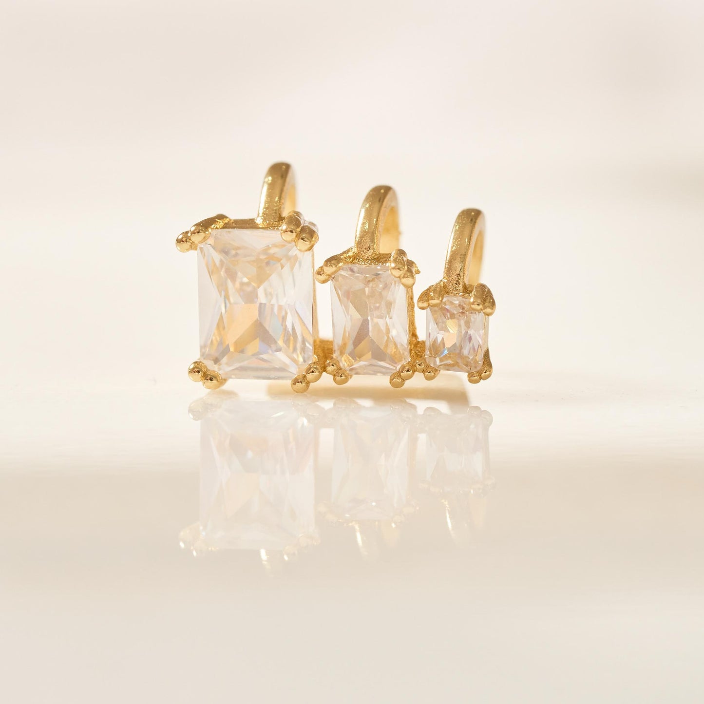 Earcuff Elegante con Circones Cuadrados Bañado en Oro