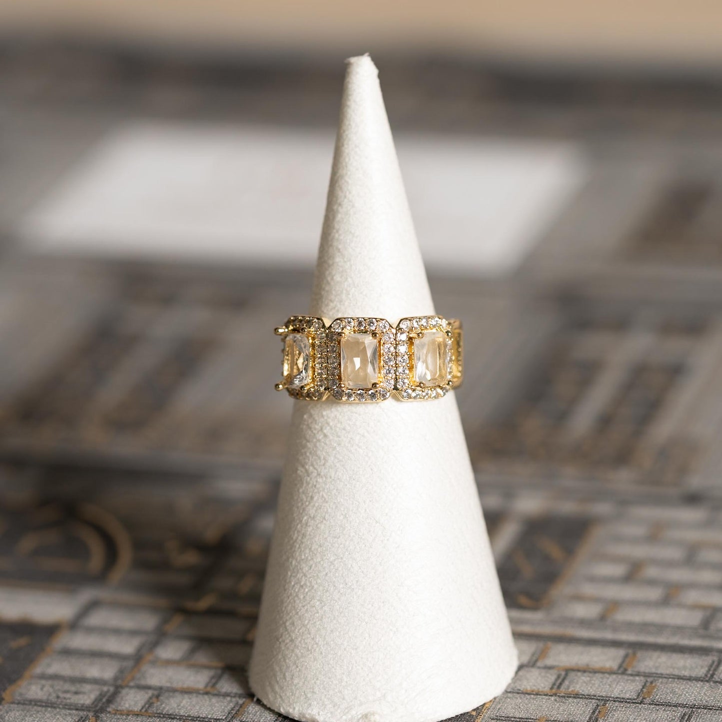 Anillo Dorado con Piedras Rectangulares y Detalles Brillantes