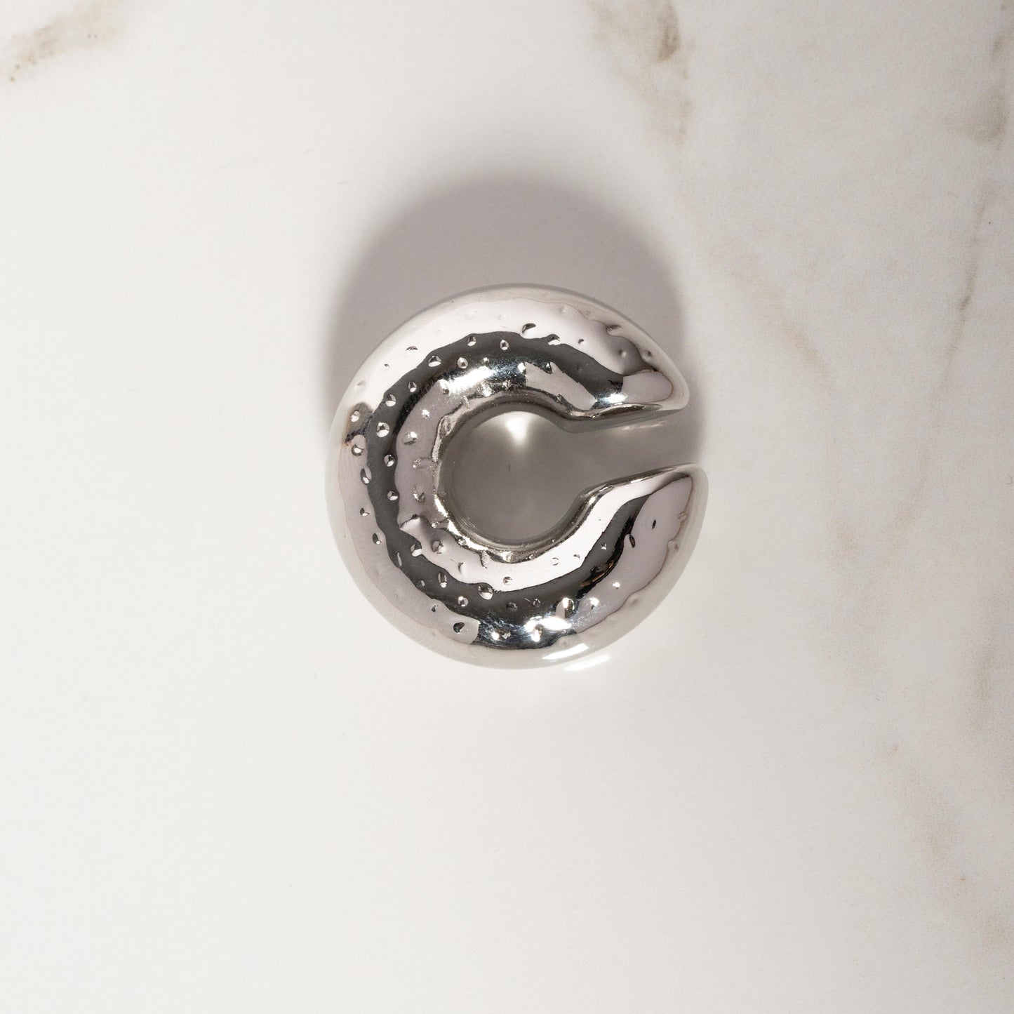 Earcuff Texturizado Plateado - Estilo Moderno