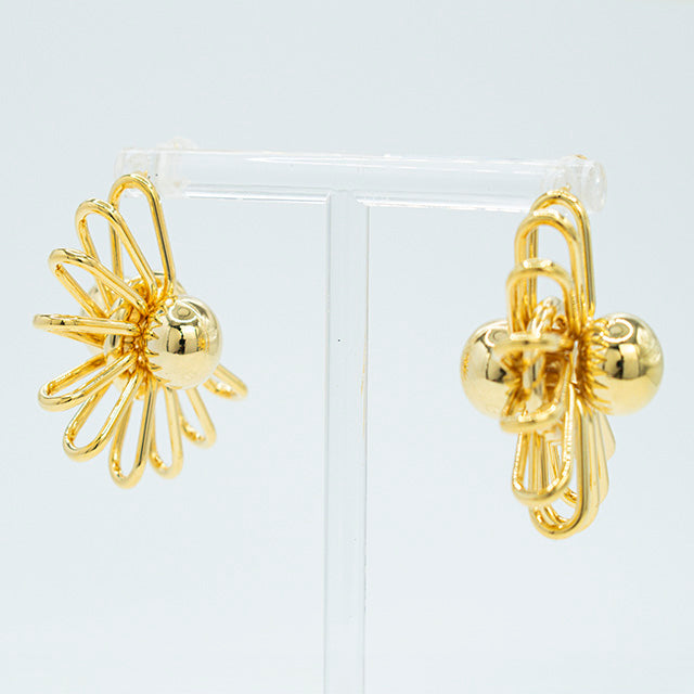 Aretes Dorados de Diseño Moderno y Elegante