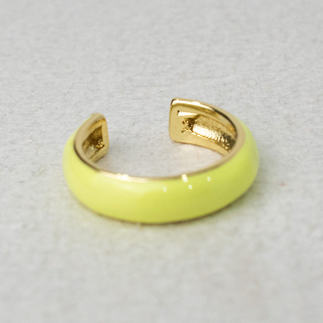 Earcuff de Esmalte Amarillo Neón y Baño Dorado