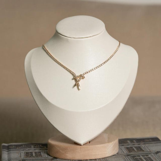Collar Clavo Cruzado Dorado con Brillantes