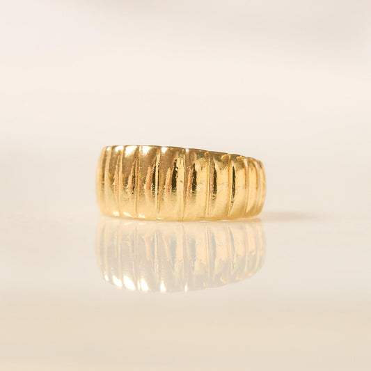 Earcuff Liso Dorado con Diseño de Rayas