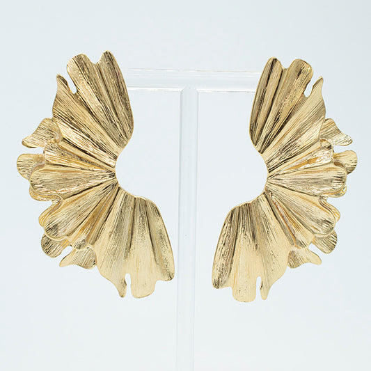Aretes Media Flor Dorados con Textura Elegante