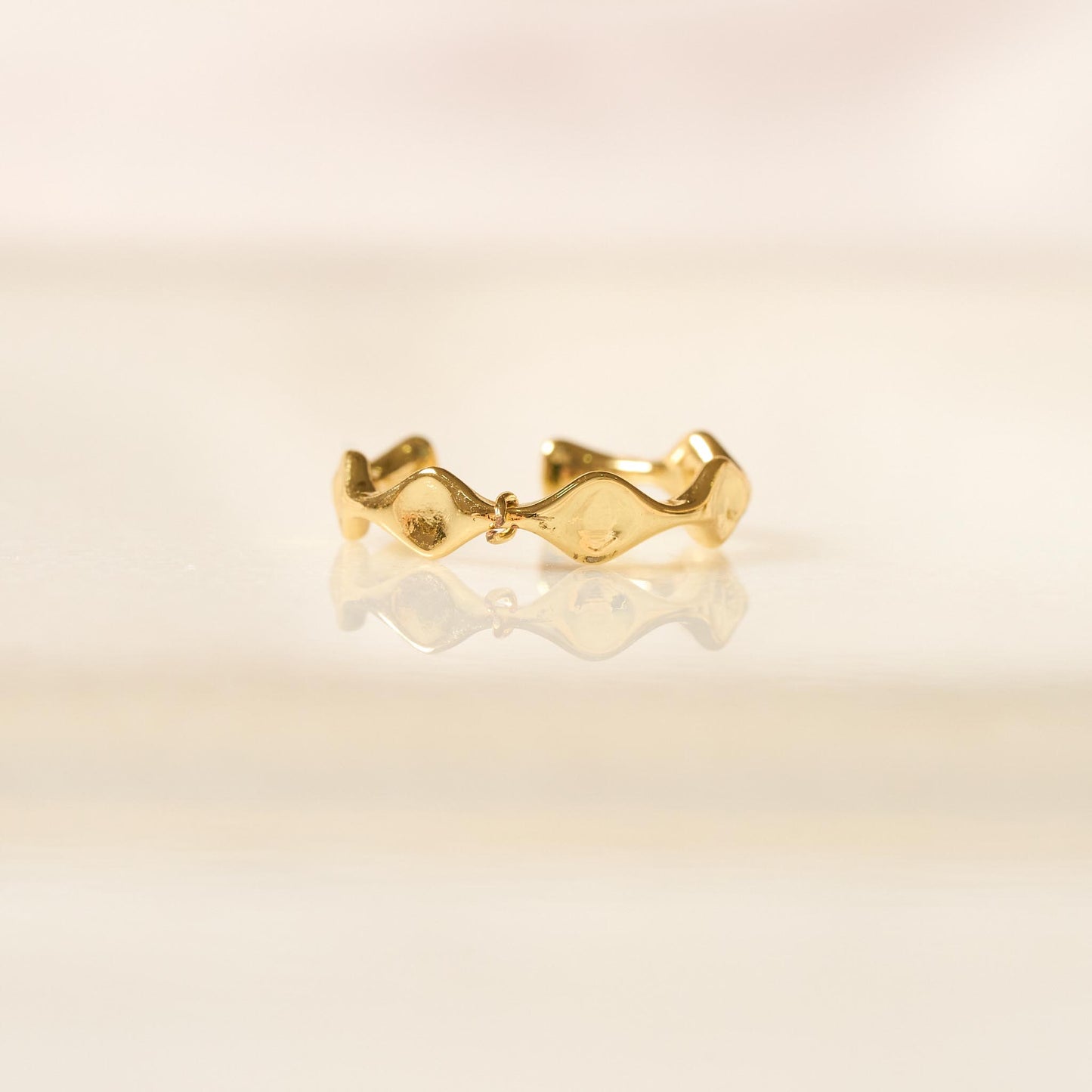 Earcuff Pequeño Ondulado Bañado en Oro