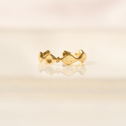 Earcuff Pequeño Ondulado Bañado en Oro